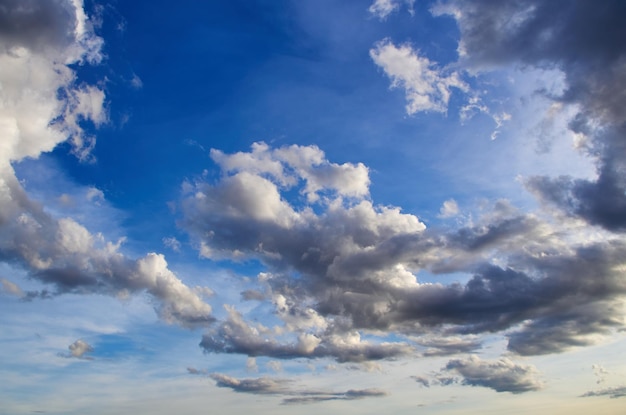 Ein blauer Himmel mit Wolken und einer Sonne