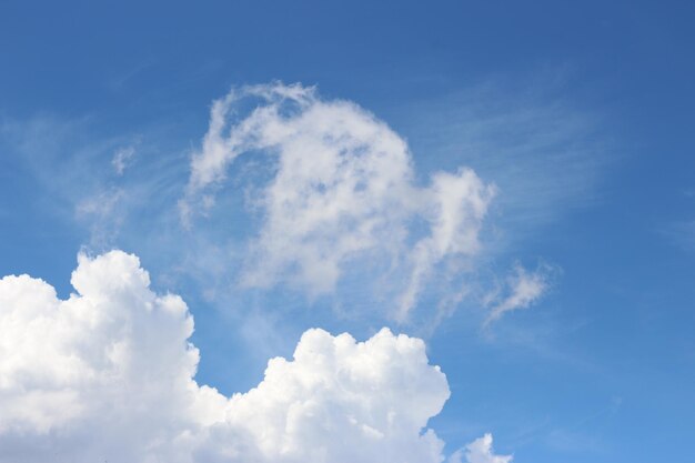 Ein blauer Himmel mit Wolken und einer weißen Wolke