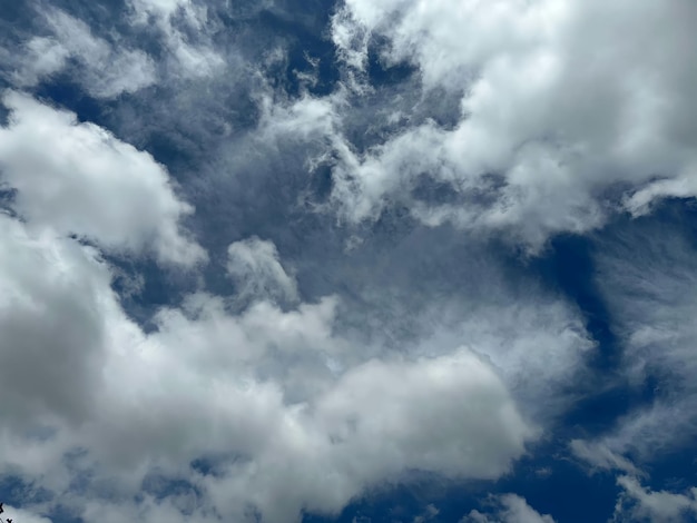 Ein blauer Himmel mit Wolken und einer weißen Wolke