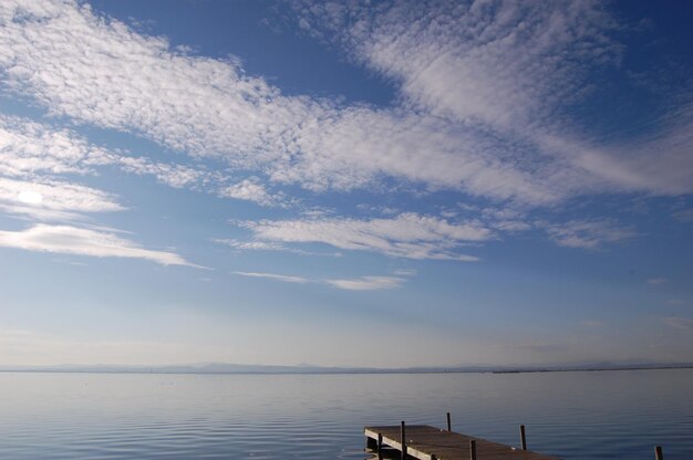 Ein blauer Himmel mit Wolken