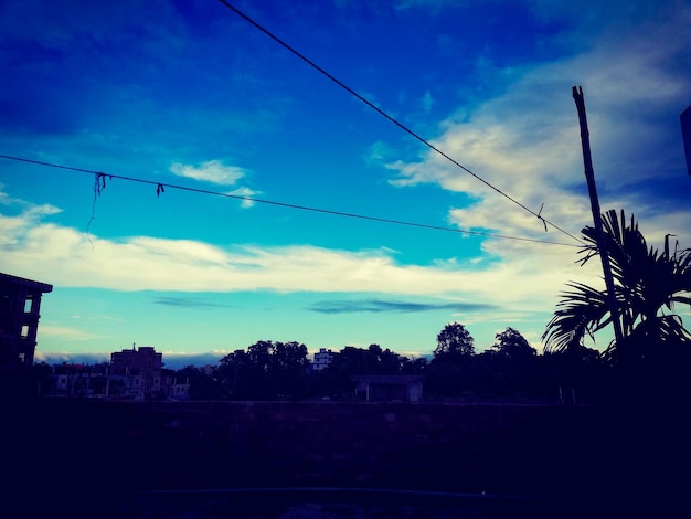 Ein blauer Himmel mit Wolken