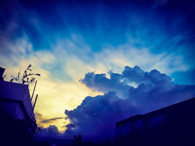 Ein blauer Himmel mit Wolken