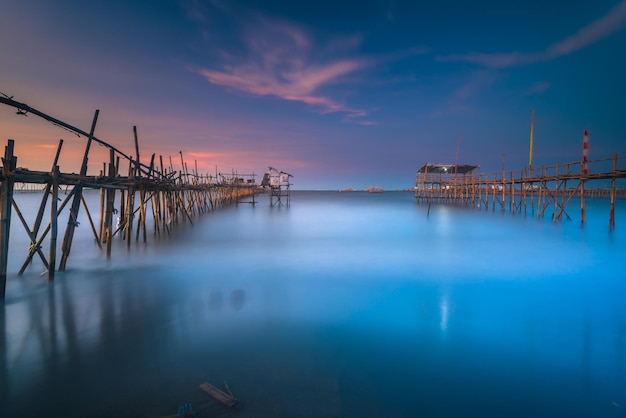 Ein blauer Himmel spiegelt sich im Wasser eines Piers.