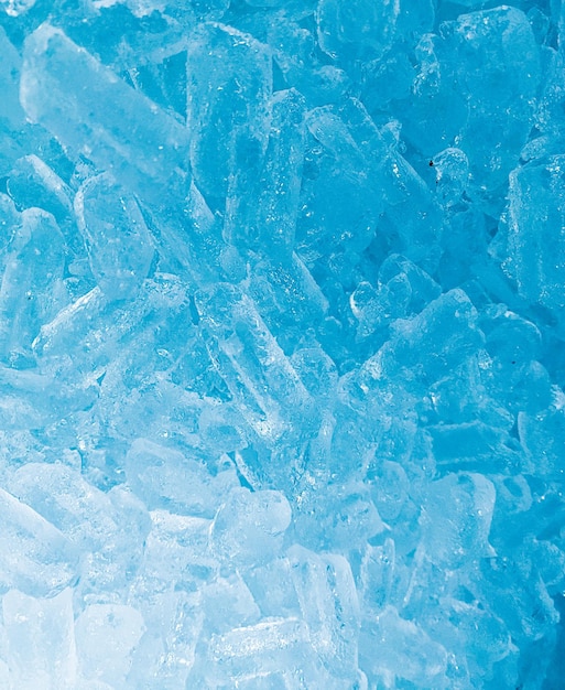 Ein blauer Hintergrund mit Eiskristallen und dem Wort Eis darauf
