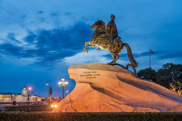 Ein blauer Nachthimmel über dem Denkmal Peters des Großen auf dem Senatsplatz in St. Petersburg und Blick auf die Newa