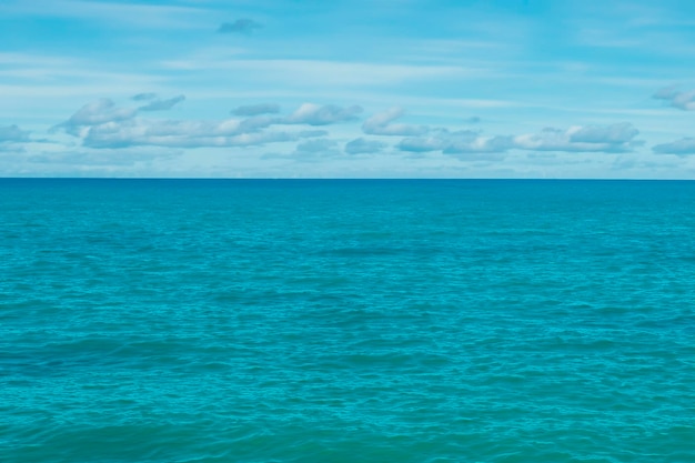 ein blauer Ozean mit einem Himmel und Wolken im Hintergrund