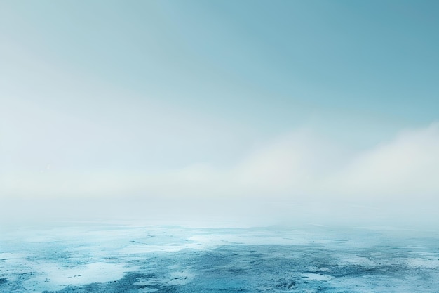 Ein blauer Ozean mit einem weißen Himmel und Wolken im Hintergrund und einem hellblauen Himmel darüber mit ein paar