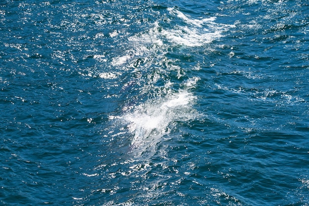 Ein blauer Ozean mit einer Welle im Wasser