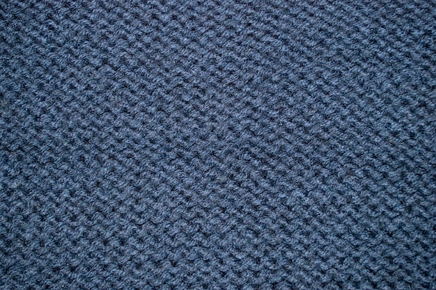 Ein blauer Strickpullover mit einem Muster des gewebten Musters.