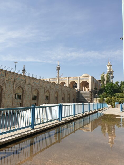 Ein blauer Zaun steht vor einem Gebäude, auf dem „eid“ steht