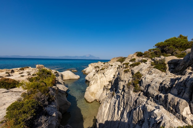 Ein blaues, transparentes Meer in den Bergen