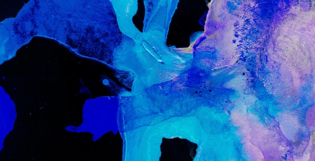 Ein blaues und purpurrotes abstraktes Gemälde mit einem weißen Hintergrund.