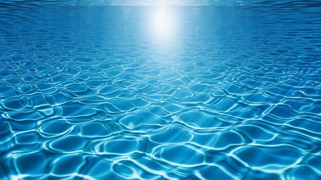 Ein blaues Wasser, auf das die Sonne scheint