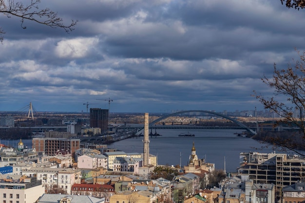 Ein Blick an einem sonnigen Tag auf die Region Podil Kiew und den Fluss Dnjepr Ukraine