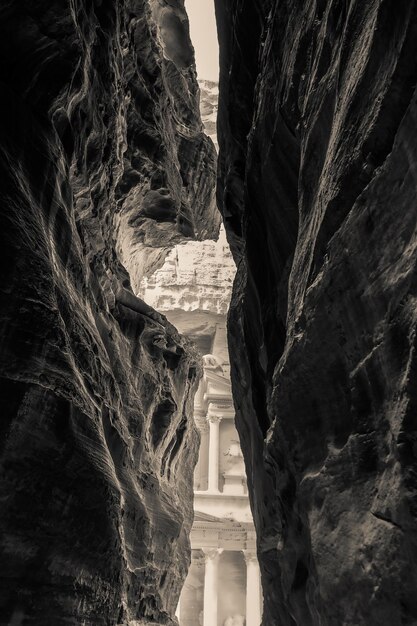 Ein Blick auf AlKhazneh oder die Schatzkammer vom Siq bei Petra Jordan