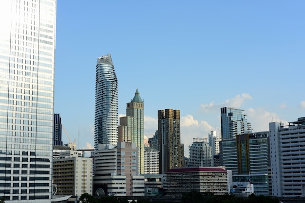 Ein Blick auf das hohe Bürogebäude der Hauptstadt Bangkok.