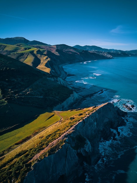 Ein Blick auf das Meer und die Berge von der Küste Neuseelands.