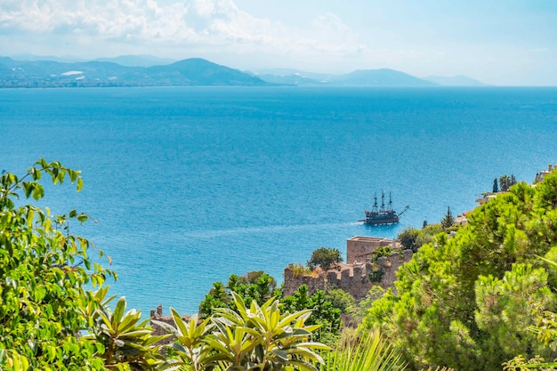 Ein Blick auf das Meer vom Hügel