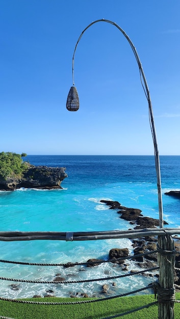 Foto ein blick auf das meer vom klippenhaus aus