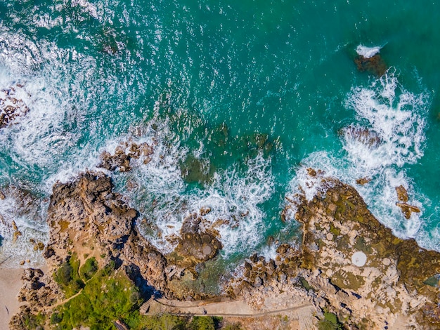 Ein Blick auf das Meer von der Klippe