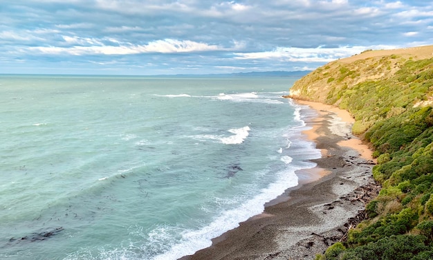 Ein Blick auf das Meer von der Klippe