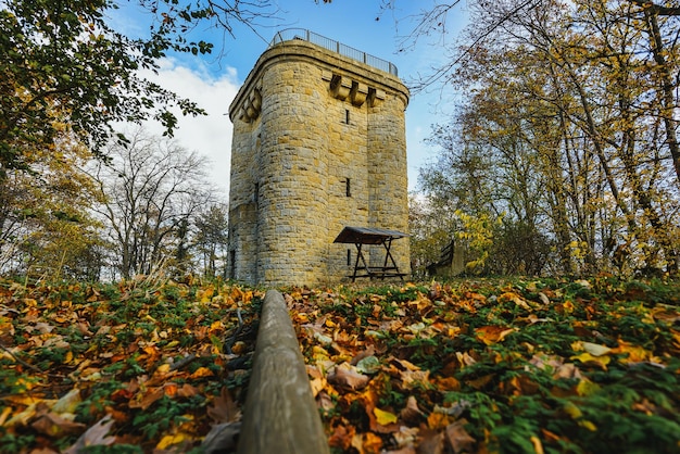 Ein Blick auf den Bismarckturm bei Ballenstedt in Sachsen-Anhalt bei schönem Wetter in allen Herbstfarben.
