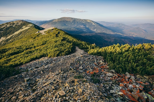 Ein Blick auf den felsigen Berg