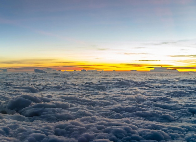 Ein Blick auf den Himmel über den Wolken