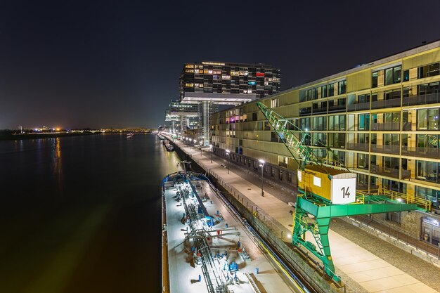 Ein blick auf den rheinauer hafen mit kranhäusern bei nacht in deutschland. Mit einem 5D Mark III nach draußen genommen.