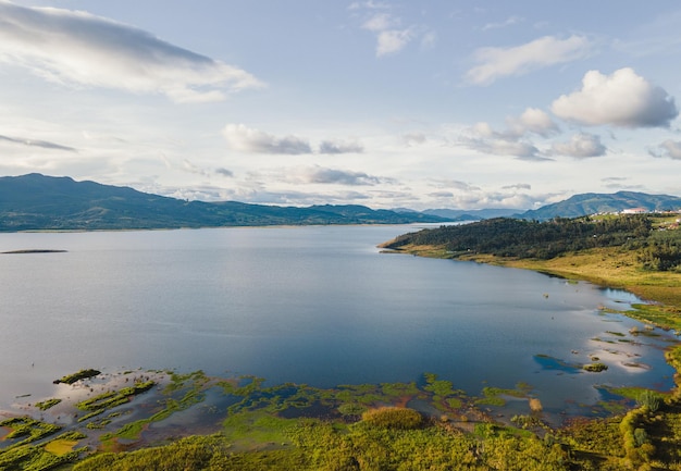 Ein Blick auf den See von der Spitze des Hügels