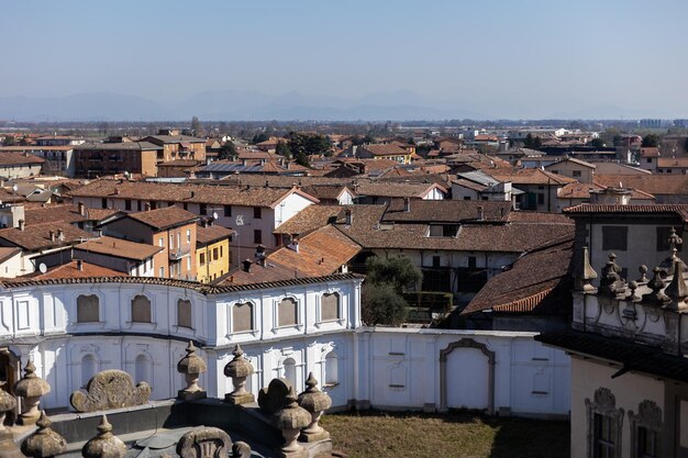 Ein Blick auf die alte europäische Stadt Bergamo in Italien vom Dach