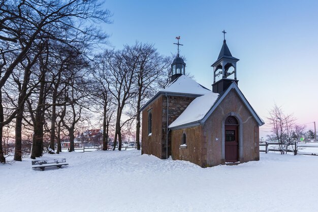 Ein Blick auf die alte Kapelle Fischbach bei Sonnenuntergang im Winter. Mit einem 5D Mark III nach draußen genommen.