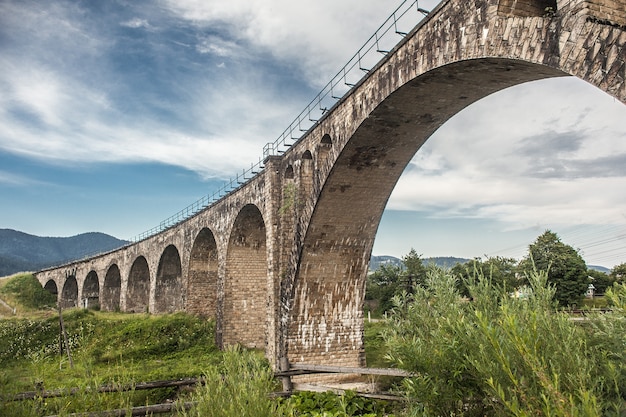 Ein Blick auf die alte Viaduktbrücke in den Bergen. Reisen, entdecken, Natur, Architekturkonzept