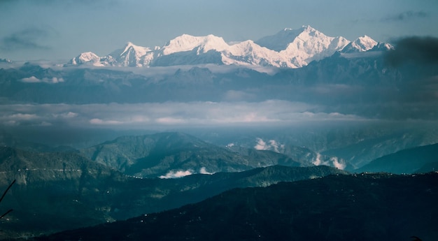 Ein Blick auf die Berge aus dem Flugzeugfenster.