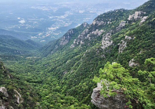 Ein Blick auf die Berge der Stadt Agia Peloponnes