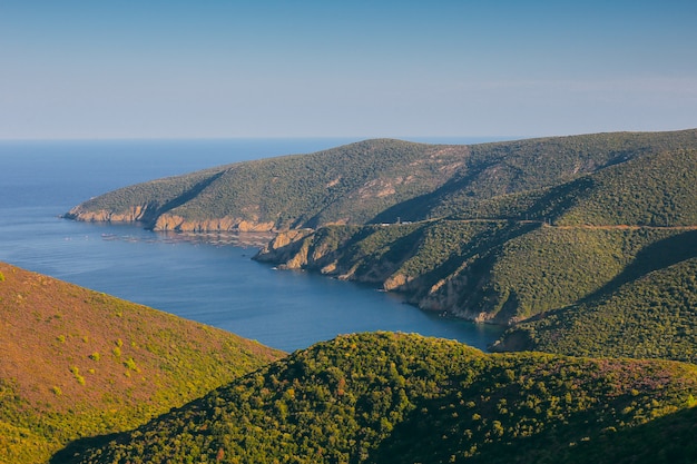 Ein Blick auf die Berge und das Mittelmeer an einem sonnigen Sommertag. Griechenland, Reise.