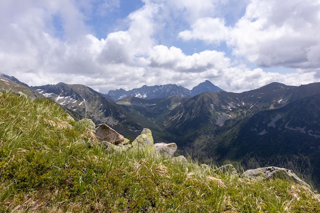 Ein Blick auf die Berge vom Wanderweg aus.