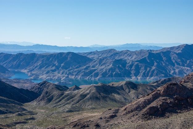 Ein Blick auf die Berge von der Spitze des Berges.