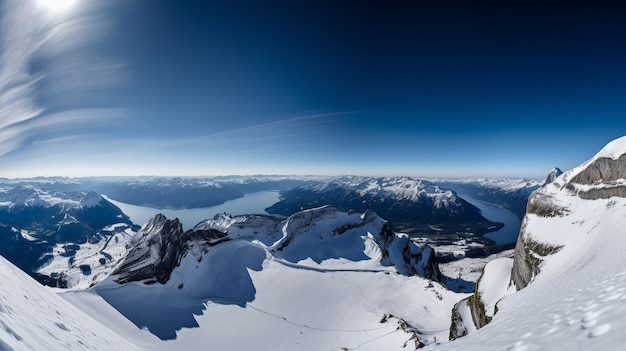 Ein Blick auf die Berge von der Spitze des Berges