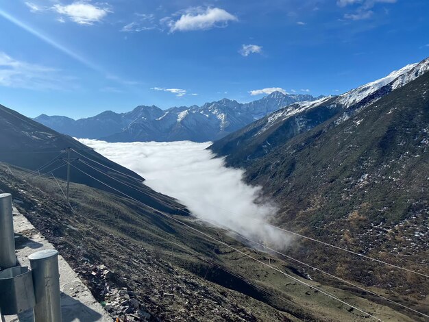 Ein Blick auf die Berge von der Spitze des Berges