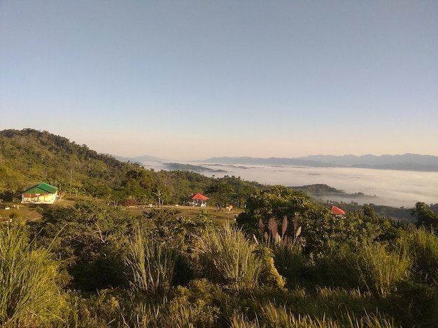 Ein Blick auf die Berge von der Spitze des Hügels