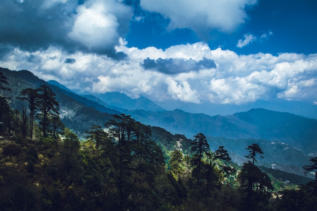 Foto ein blick auf die berge von dochula pass