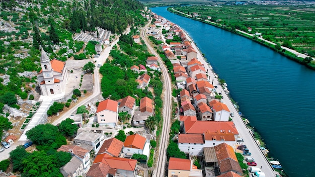 Ein Blick auf die bewässerten Obstgärten und Felder im Delta des Flusses Neretva in opuzen...