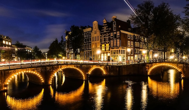 Ein Blick auf die Brücken am Leidsegracht- und Keizersgracht-Kanal in Amsterdam Der Weg vom Boot aus