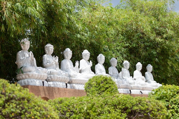 Ein Blick auf die Buddha-Statue Kuan-Im Bodhisattva's Hall (Chokchai 4), Bangkok, Thailand.