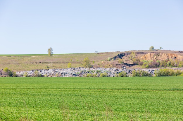 Ein Blick auf die Deponie Mülldeponie Ein Haufen Plastikmüll Lebensmittelabfälle und anderer Müll Verschmutzungskonzept Ein Meer von Müll beginnt einzudringen und eine wunderschöne Landschaft zu zerstören