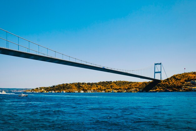 Ein Blick auf die Fatih Sultan Mehmet Brücke und den Bosporus von einem Damm