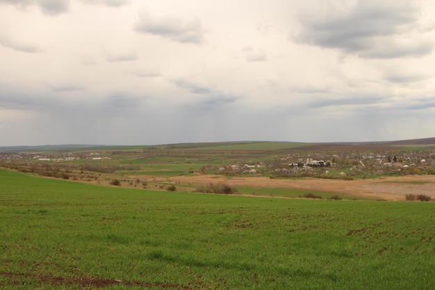 ein Blick auf die Felder und Hügel