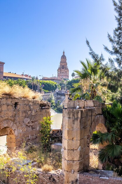 Ein Blick auf die Kathedrale von Murcia durch das historische Viertel