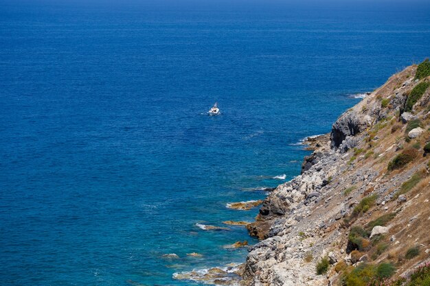 Ein Blick auf die Mittelmeerküste mit Wellen aus azurblauem Wasser. Sommer Seelandschaft. Bei sonnigem Wetter am Meer. Wunderschöner Meerblick